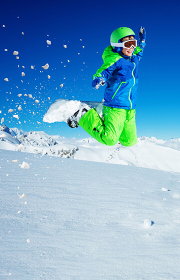 Kind auf einem Snowboard